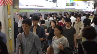 Tokyo, Japonya-29 Eylül 2017: 4K Japon kalabalığı Tokyo, Japonya ve Asya 'da trenle seyahat ediyor. Trafiğin en yoğun olduğu metro istasyonu, yoğun Asya hızlı ulaşımı. - Dan.