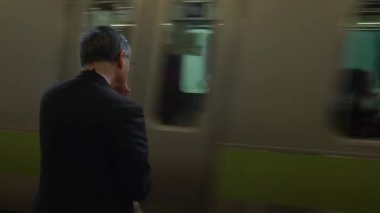 Tokyo, Japonya-30 Eylül 2017: 4K Japon vatandaşları Tokyo, Japonya, Asya 'da trenle seyahat ediyorlar. Metro metro istasyonu. Asyalı yolcular hızlı ulaşım yapıyorlar. - Dan.