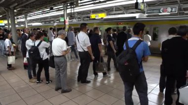 Tokyo, Japonya-30 Eylül 2017: 4K Japon kalabalığı Tokyo, Japonya ve Asya 'da trenle seyahat ediyor. Trafiğin en yoğun olduğu metro istasyonu, yoğun Asya hızlı ulaşımı. - Dan.