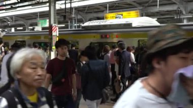 Tokyo, Japonya-30 Eylül 2017: 4K Japon kalabalığı Tokyo, Japonya ve Asya 'da trenle seyahat ediyor. Trafiğin en yoğun olduğu metro istasyonu, yoğun Asya hızlı ulaşımı. - Dan.