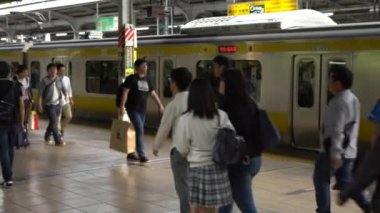 Tokyo, Japonya-30 Eylül 2017: 4K Japon vatandaşları Tokyo, Japonya, Asya 'da trenle seyahat ediyorlar. Metro metro istasyonu. Asyalı yolcular hızlı ulaşım yapıyorlar. - Dan.
