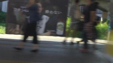 Tokyo, Japonya-29 Eylül 2017: Tokyo, Japonya, Asya 'da trenle seyahat eden Japon vatandaşları platform treninde ağır çekimde. Metro metro istasyonu. Asyalı yolcular hızlı ulaşım yapıyorlar. - Dan.