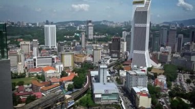 Kuala Lumpur, Malezya-13 Nisan 2018: 4K, Kuala Lumpur 'daki istasyona giden tren manzarası yükseldi. Malezya 'daki metro manzarası. Metro şehri işe gidiş gelişi. Asya 'da seyahat.