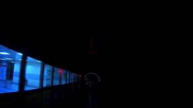 4K, hızlı yeraltı treni modern Kuala Lumpur şehrinin tünelinde ilerliyor. Malezya 'da metro kullanırken karanlık tünelden geçiyor. Metro şehri işe gidiş gelişi. Hızlı ulaşım - Dan