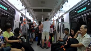 Kuala Lumpur, Malezya-14 Nisan 2018: 4K, Malezya halkı metroyla seyahat ediyor. Yolcular trene binsin. İnsanlar metro vagonunda oturuyor. İnsanlar metroya biniyor. Hızlı ulaşım. - Dan.