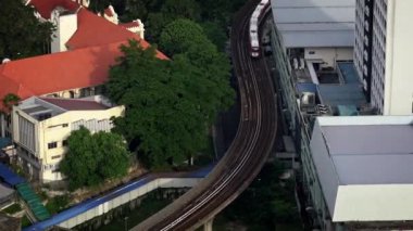 Kuala Lumpur, Malezya-14 Nisan 2018: 4K, Kuala Lumpur 'daki istasyona giden tren manzarası yükseldi. Malezya 'daki metro manzarası. Metro şehri işe gidiş gelişi. Asya 'da seyahat.