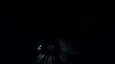 4K, modern metro treni Kuala Lumpur şehrinde karanlık bir yeraltı tünelinde hızla ilerliyor. Malezya metrosunun POV 'u. Metro şehri işe gidiş gelişi. Asya 'da demiryolu seyahati. - Hızlı ulaşım. - Dan.