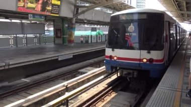 Bangkok, Tayland-09 Nisan 2016: 4K Metro Treni Bangkok 'taki İstasyona ulaştı. Metroya binen, işe gidip gelen insanlar.
