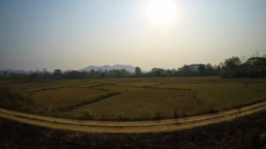 Eski demiryolundaki hareket halindeki lokomotiften orman ve dağın 4K görüntüsü. Tayland 'da seyahat eden bir yolcu treni. Manzara Geçiyor - Dan