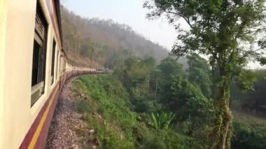 4K Güzel Sarı ve Kırmızı Tren Manzarası Bangkok 'ta Başlıyor Chiang Mai' ye Git. Tayland 'da Yolcu Treni. Demiryolları Transit Yolculuğu - Dan