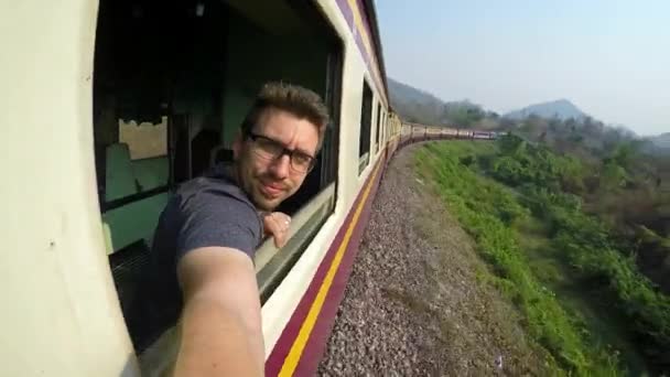 Portret Kaukasische Reiziger Man Het Raam Geel Rode Trein Begint — Stockvideo