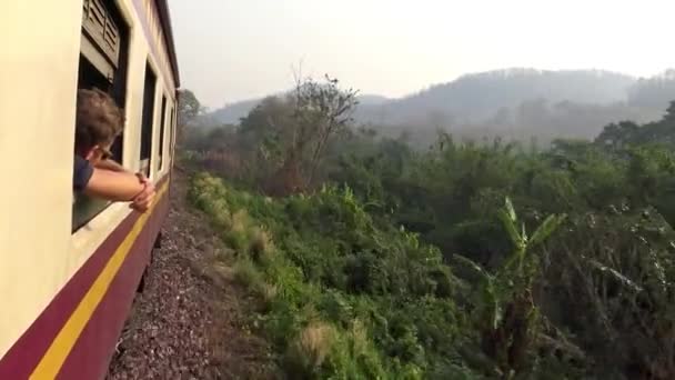 Tajlandia Kwiecień 2016 Kaukaski Podróżnik Oknie Żółty Czerwony Pociąg Zaczyna — Wideo stockowe