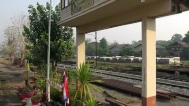 4K Tren Tayland Devlet Demiryolu 'nda hizmet etmeden önce demiryolunu değiştiriyor. Sarı ve Kırmızı Tren Bangkok 'ta başlıyor. Chiang Mai' ye git. Seyahat eden Yolcu Treni Kırsal Bölgesi