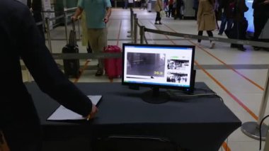 Taipei, Tayvan-15 Mart 2020: 4K Tayvan sağlık bakanlığı yetkilileri Coronavirus sırasındaki tren yolcularının sıcaklıklarını kontrol etmek için termal tarayıcı kullanıyorlar. Covid-19-Dan virüslü insanlar tespit ediliyor.