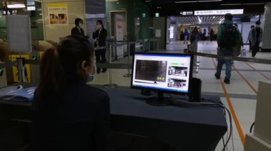Taipei, Tayvan-15 Mart, 2020: 4K, termografik görüntü. Tren istasyonunda termal tarama. Grip COVID 19 için gezginlerin kitle taraması için kızılötesi termal tarayıcılar. Corona virüsü salgını.