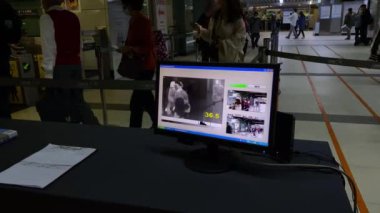 Tayvan, Tayvan-15 Mart 2020: 4 K, Tayvanlı sağlık bakanlığı yetkilileri metro istasyonundaki tren yolcularının sıcaklıklarını kontrol etmek için termal tarayıcı kullanıyorlar. Coronavirus-Dan sırasındaki ihtiyati tedbirler