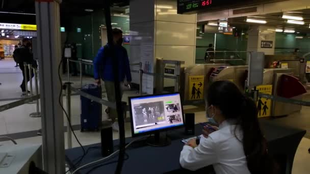 2020年3月15日 4K台湾保健省の担当者は コロナウイルス中の列車の乗客の温度を確認するために熱スキャナーを使用しています Covid Dan感染者の検出 — ストック動画