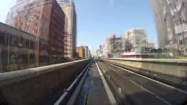 흐름에 고가의 열차가 운행되었고 현대적으로 건조되지 타이완 지하철 시스템 이페이 — 비디오