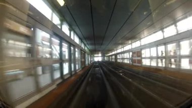 Yükseltilmiş bir tren, modern sürücüsüz Tayvan 'da yolculuk... Taipei şehrinin yanından geçen... yüksek raylı metro sistemi. Tren yolu kesişiyor.