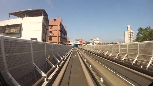 台北市内を走る高架鉄道 近代的な無人鉄道台湾高架鉄道メトロシステムの旅 台北101タワーの眺めとトンネルダンを通ってください — ストック動画