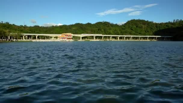 Zvýšený Vlak Cestuje Mostě Přes Jezero Během Dne Park Dahu — Stock video