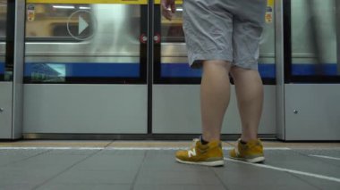 Taipei, Tayvan-29 Ağustos 2017: 4K Asyalılar Taipei 'deki metro istasyonunda trene binmek için yürüyorlar. Modern metro sistemi Tayvan 'daki istasyona varıyor. Tren geliyor ve insanlar Dan 'e biniyor.
