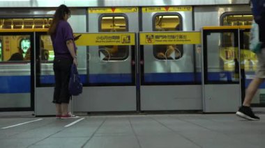 Taipei, Tayvan-29 Ağustos 2017: 4K Cam Kapı, insanların Taipei 'deki metro istasyonunda trene binmesinden sonra kapanmıştır. Tayvan 'daki istasyonda modern Asya metro sistemi. Platform Dan 'den tren kapısı