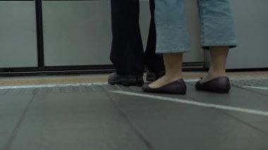 Taipei, Tayvan-29 Ağustos 2017: 4K Asyalılar Taipei 'deki metro istasyonunda trene binmek için yürüyorlar. Modern metro sistemi Tayvan 'daki istasyona varıyor. Tren geliyor ve insanlar Dan 'e biniyor.