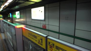 Taipei, Tayvan-29 Ağustos 2017: 4K Asyalılar Taipei 'deki metro istasyonunda trene binmek için yürüyorlar. Modern metro sistemi Tayvan 'daki istasyona varıyor. Tren geliyor ve insanlar Dan 'e biniyor.