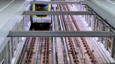 Taipei, Tayvan-15 Mart 2020: 4K, Yükseltilmiş tren istasyona vardı. Modern metro sistemi, MRT şehri dolaşıyor. Taipei, Asya 'nın popüler bir turizm merkezidir.