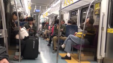 Taipei, Tayvan-17 Nisan 2015: 4K Hd Ultra, Tayvan Taipei 'den küçük bir trenle yolculuk, tren EMU700-Commuter Train-Dan.