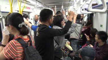 Taipei, Tayvan-17 Nisan 2015: 4K Hd Ultra, Asyalılar yoğun saatlerde seyahat ediyor. İnsanlar yorgun görünüyor, Tayvan-Dan 'deki evlerine dönmeye hevesli.