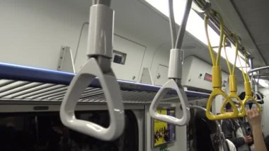 Taipei, Tayvan-17 Nisan 2015: 4K Hd Ultra, Asyalılar iş çıkış saatinde seyahat ediyor metroya biniyor, insanlar Taipei 'den metroya biniyor ve Tayvan-Dan' de telefon kullanıyor.