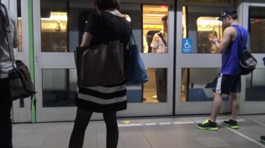 Taipei, Tayvan-21 Mayıs 2016: 4K, Tren Taipei metro istasyonuna varıyor, insanlar trenden inip Dan trenine biniyor.