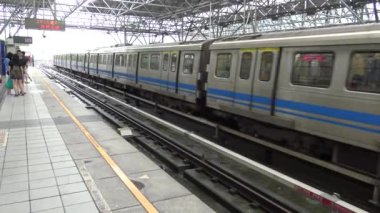 Taipei, Tayvan-24 Mayıs 2015: 4K Hd Ultra, Taipei tren istasyonundan hareket ediyor. İnsanlar trene biniyor. Tayvan-Dan 'deki trafiği kaydeden zemin kattaki kamera.