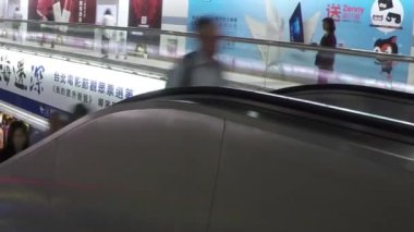 Taipei, Tayvan-24 Ağustos 2016: Asyalıların iş çıkış saatleri metrosunda seyahat saatleri. Taipei 'deki tren istasyonunda zaman ayarlı kalabalık, gezginler seyahat için metroya biniyor.