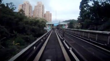 4K Hiperlapse videosu tren aktarımını yükseltti, Tayvan Metro Sistemi 'nde yolculuk, Taipei şehrinin yanında devam ediyor. Pencereden güzel zaman aşımlı manzara - Dan