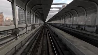 4k, Timelapse 'den gerçek hıza... Taipei tünellerinde yol gösterici geçiş sistemi üzerinden hareket eden otomatik trene. Metro başkenti geçiyor. Asya turizmi, ulaştırma teknolojisi kavramı - Dan