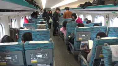 Taipei, Tayvan-27 Şubat 2016: 4k, Tayvan Yüksek Hız Treni yolcuları Taipei 'den Kaohsiung İstasyonu' na vardılar, insanlar bavulu alıp bagajla dışarı çıktılar.