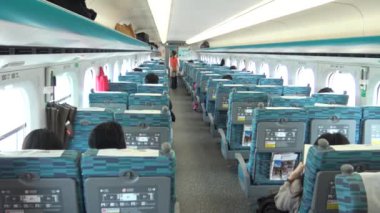 Taipei, Tayvan-27 Şubat 2016: 4k, Tayvan Yüksek Hız Treni 'nden Kaohsiung-Dan' e Asya yolcuları