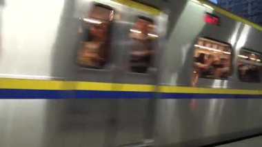 4K Hd Ultra, tren Taipei tren istasyonuna varmak üzere. İnsanlar trene biniyor. Tayvan-Dan 'deki trafiği kaydeden zemin kattaki kamera.