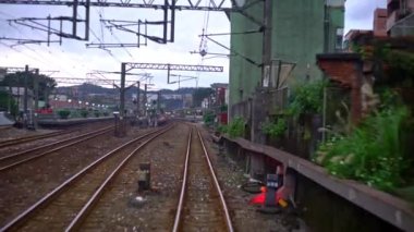 4K Güzel orman manzarası ve Tayvan 'ın kırsal kesimindeki trenden dağ manzarası. Taipei dağlarında seyahat eden yolcu treni. Demiryolu geçişi - Dan