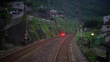 4K Güzel orman manzarası ve Tayvan 'ın kırsal kesimindeki trenden dağ manzarası. Taipei dağlarında seyahat eden yolcu treni. Demiryolu geçişi - Dan