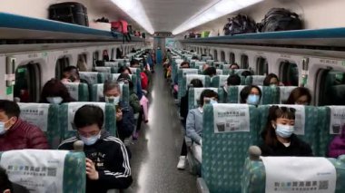 Taipei, Tayvan-28 Ocak 2020: 4K, trendeki sandalyelerde oturan Asyalı yolcular toplu taşımacılıkta Coronavirus gribini korumak için maske kullanıyorlar. Tıbbi yüz maskeleri.