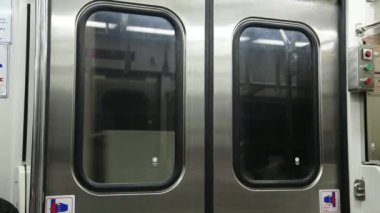 , Tayvan-26 Şubat 2015: Tayvan 'dan küçük bir yerel trenle yolculuk, tren EMU700-Banliyö treni.