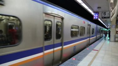 , Tayvan-26 Şubat 2015: Tayvan 'dan küçük bir yerel trenle yolculuk, tren EMU700-Banliyö treni.
