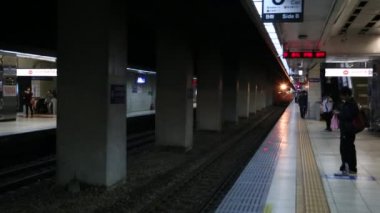 , Tayvan-26 Şubat 2015: Tayvan Taipei Ana İstasyonu 'ndaki insanlar trenin gelişini, Puyuma Ekspres-TEMU2000-Elektrikli Birim, Yüksek Sınıf Yolcu Treni Dan' i görüyorlar.
