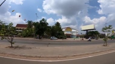 Siem Reap, Kamboçya-20 Nisan 2018: 4k, paralel manzaralı bir sokağı takip eden bir turistin POV 'u. Bulutlu bir günde asfalt bir yolda Güney Doğu Asya 'da yerel bir taksi yolculuğu kaydediyorum.