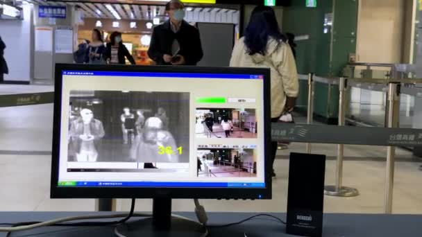 2020年3月15日 台湾台北 4K台湾卫生部官员使用热扫描仪检查乘客在验尸过程中的体温 检测感染Covid Dan的病人 — 图库视频影像