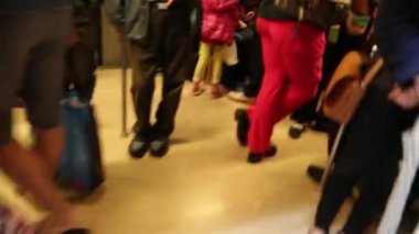 Taipei, Tayvan-21 Mart 2015: Tren Taipei 'deki Jiantan tren istasyonuna varıyor. İnsanlar trene biniyor.